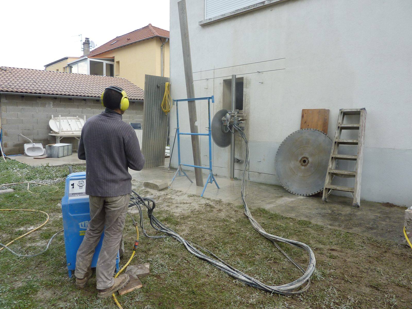 Découpe d’un mur en béton armé à la scie au diamant sur un chantier Rhône Alpes Sciage